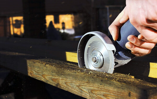 Можно ли болгаркой пилить дерево? Можно ли болгаркой пилить дерево? советы