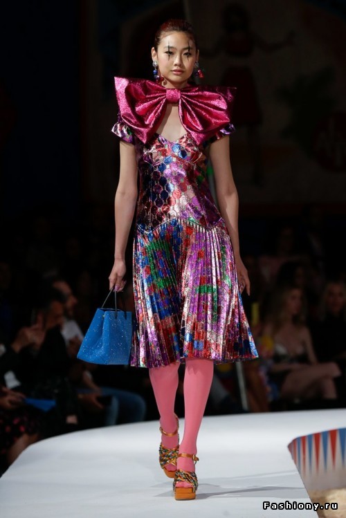 Moschino Круизная коллекция 2019 Moschino Круизная коллекция 2019