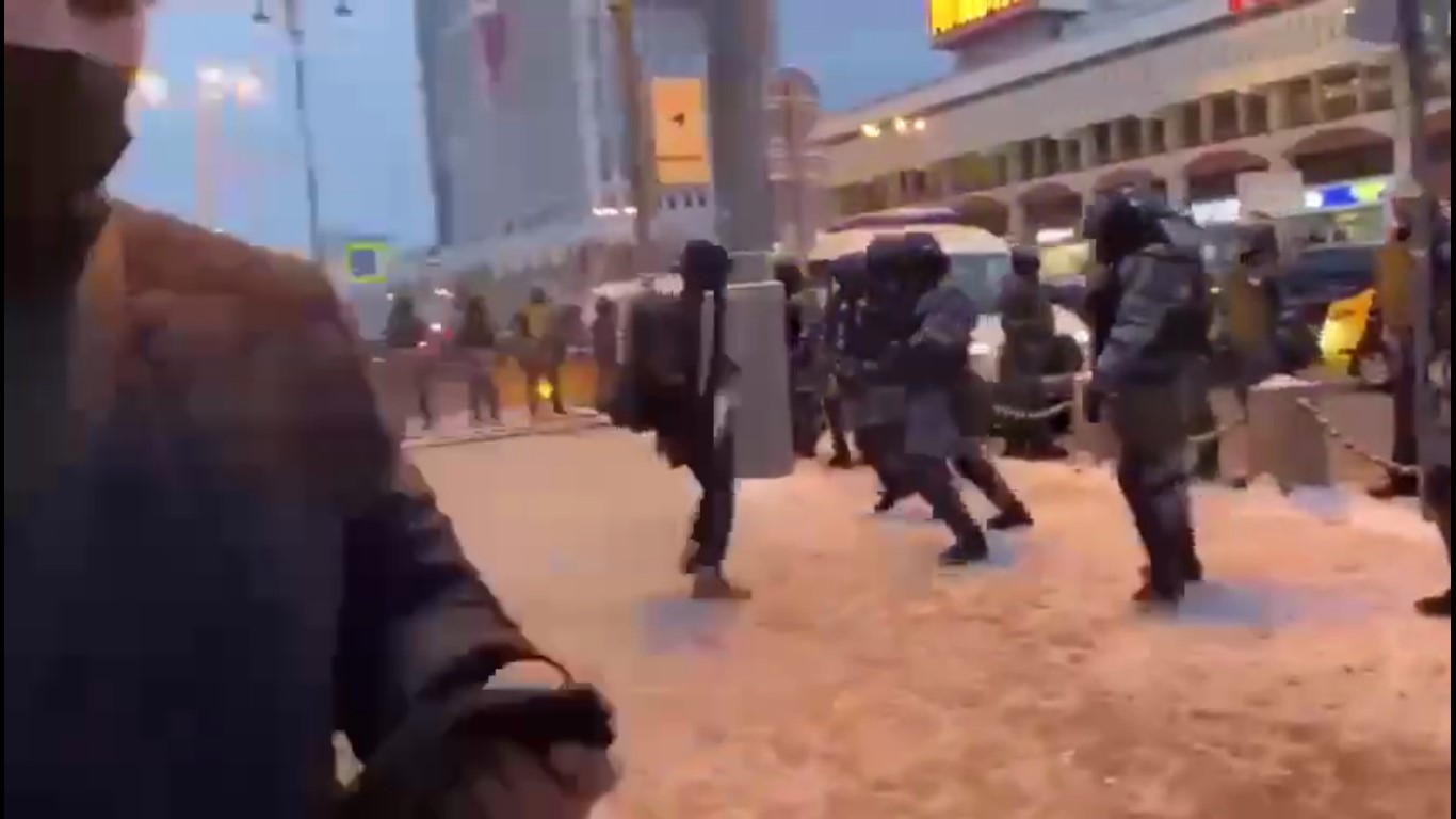 Видео бьют битой. Протестующие бьют ОМОН В Москве. Протестующие атакуют ОМОН.