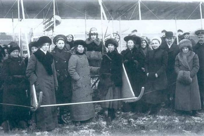 Женщина-авиатор княгиня Шаховская (в центре, в шлеме) с преподавателями женской гимназии на аэродроме, 1912 | Фото: gorod.cn.ua