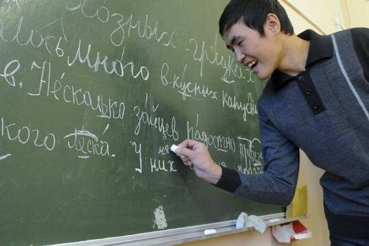Изучение языка — это основа основ успешной интеграции. Источник фото vechorka.ru