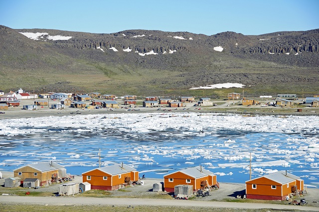 Фото. Деревня коренных жителей Северной Америки возле моря Бофорта © OLIVER GERHARD | GLOBALLOOKPRESS.COM