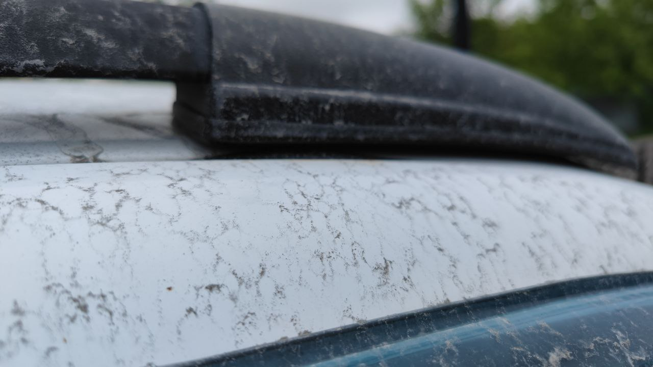«Металлический пепел царапает машину»: в Омске автомобили покрылись за ночь сажей