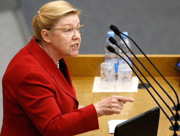 Е. Мизулина выступает на трибуне в ГД России.