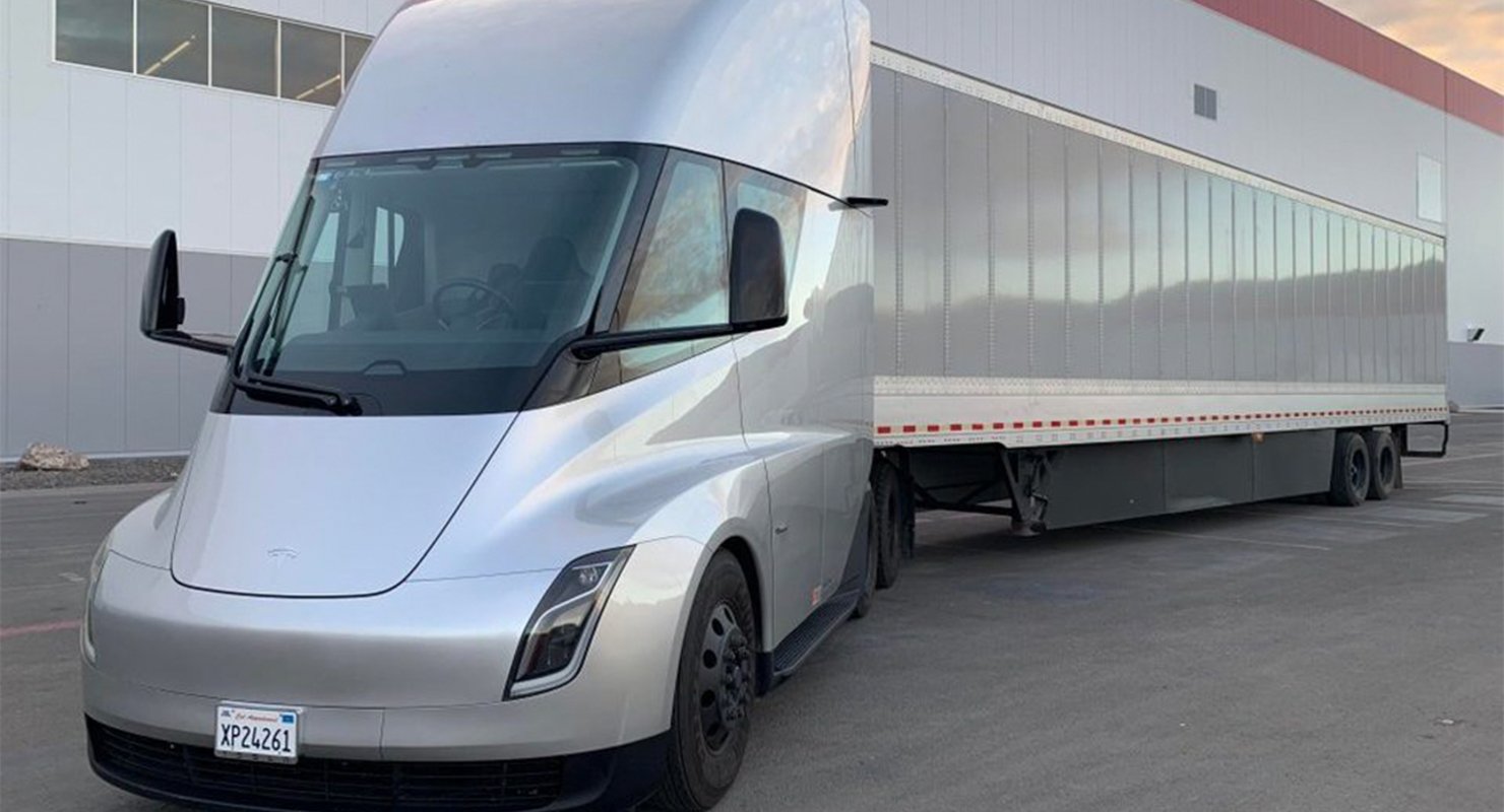 Tesla готовится к выпуску электрического грузовика Semi Tesla готовится к выпуску электрического грузовика Semi Автомобили