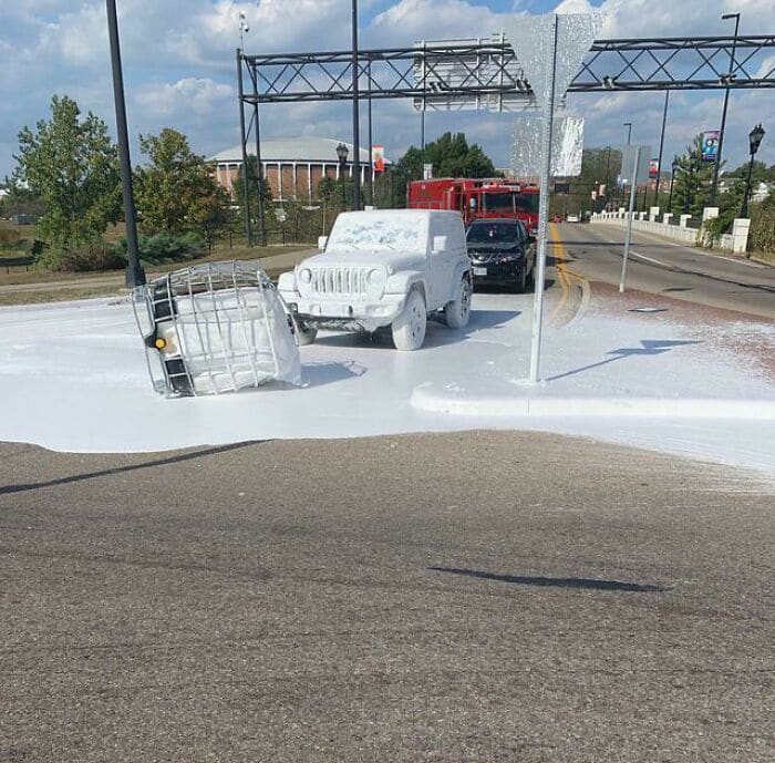 машина облитая белой краской на дороге