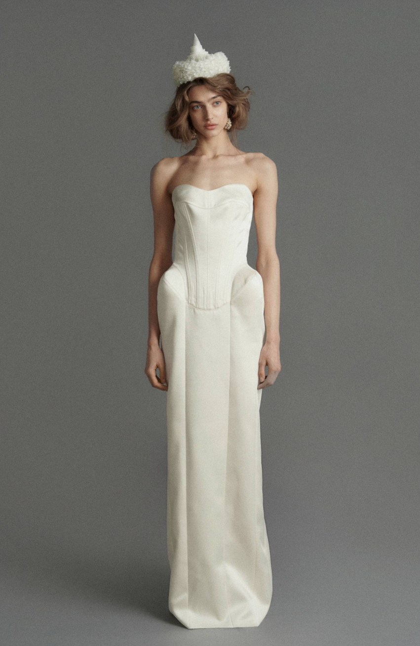 Valentin Yudashkin: Смелые силуэты и многоликий белый в новой свадебной коллекции