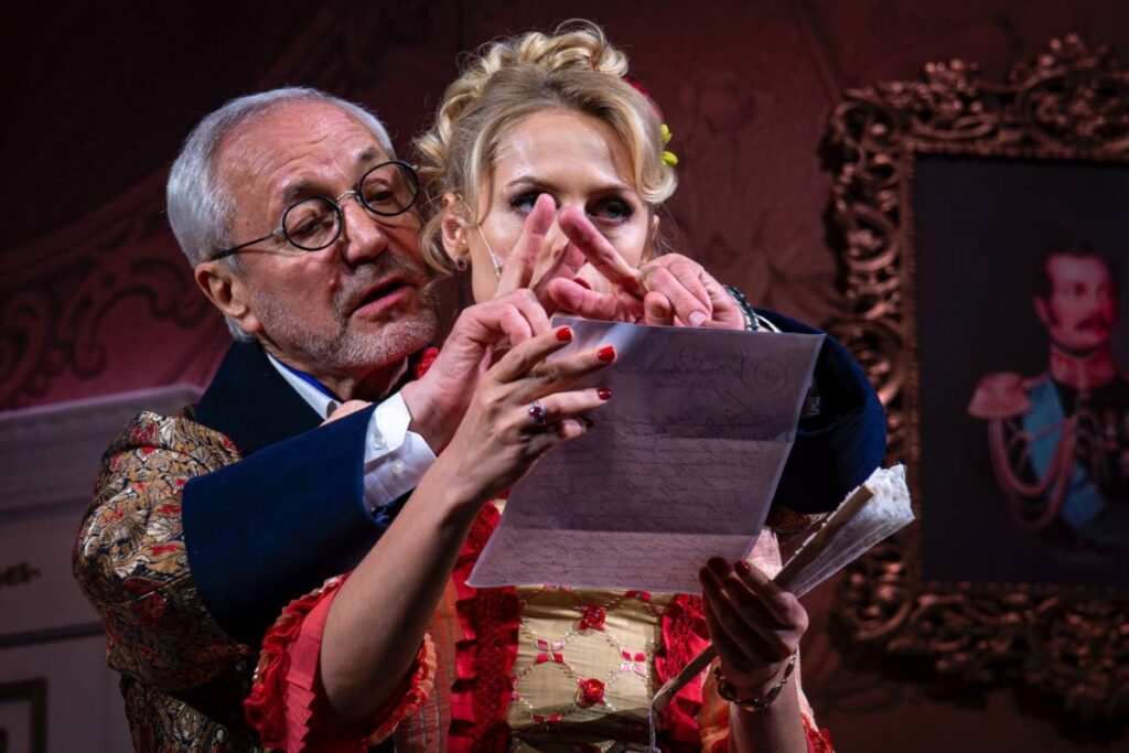 Театр сатиры покажет классику о выборе между принципами и выгодой