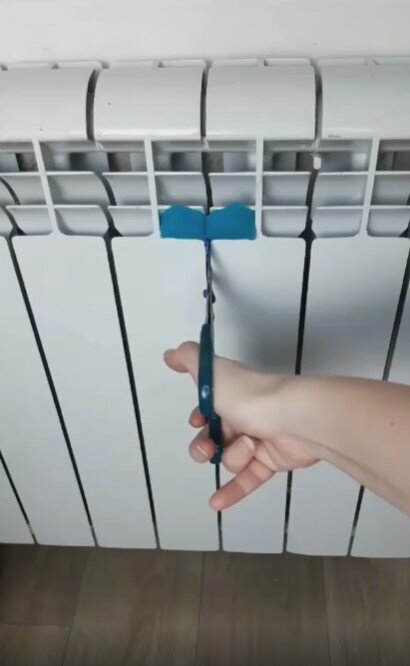 Гениальный трюк, как элементарно почистить батарею с помощью ножниц для дома и дачи,мастер-класс