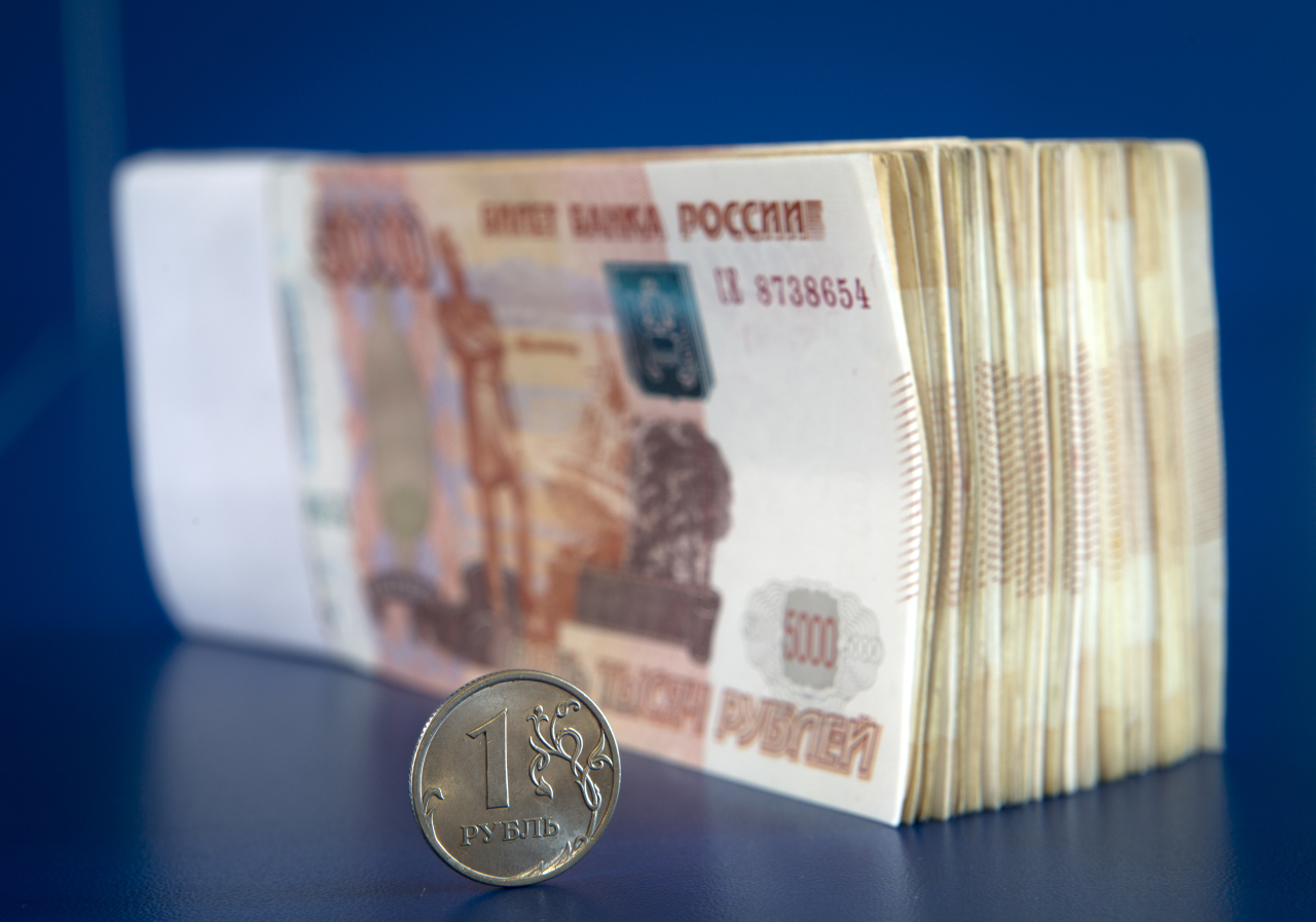 Юань падает, а рубль снова растёт? Эксперты объяснили настроения на валютном рынке