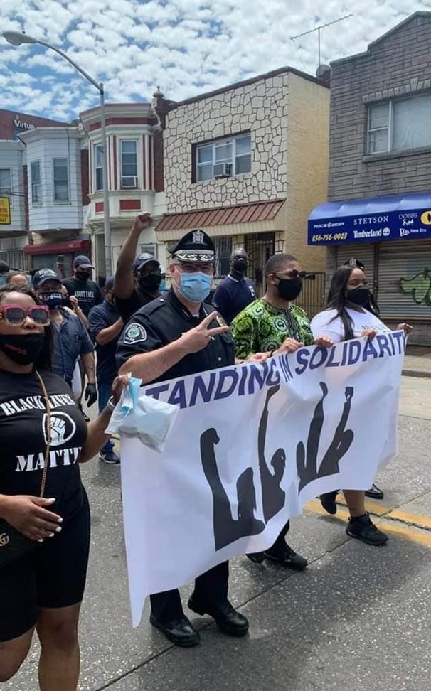 Силовики начали присоединяться к протестующим в США santacruz