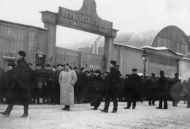 Рабочие у ворот Путиловского завода, 1905 год