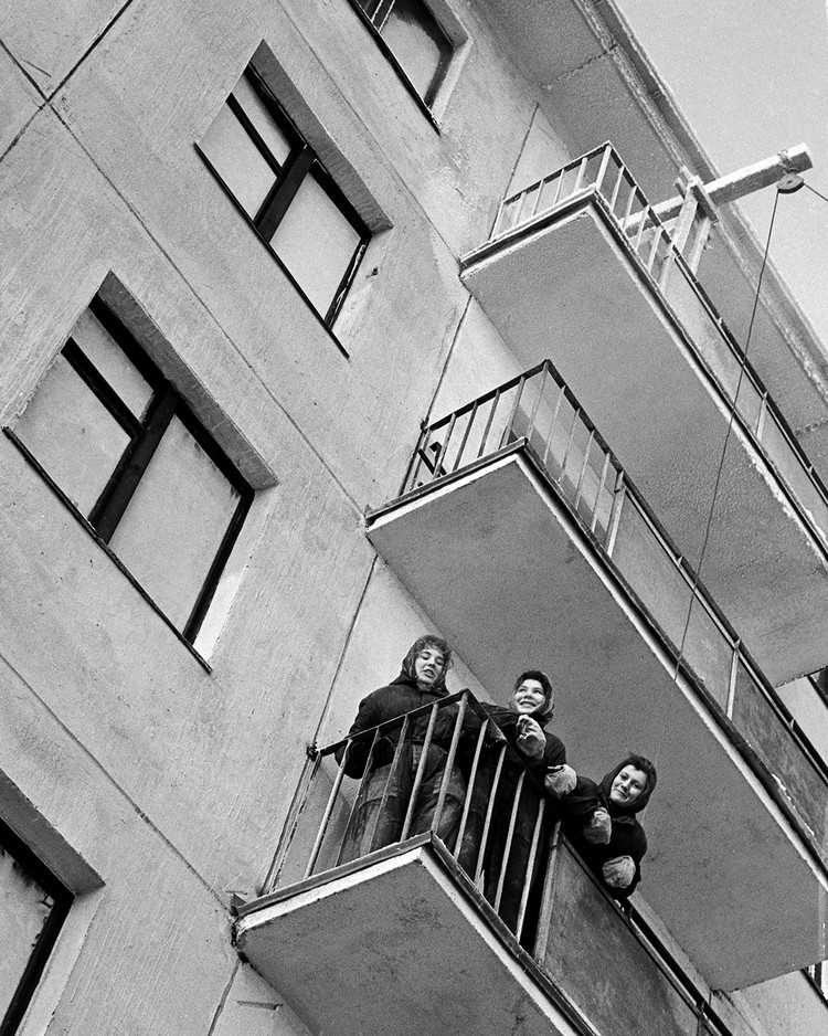 Зима 1963 года. На балконе квартиры в новом доме. Фотохроника ТАСС