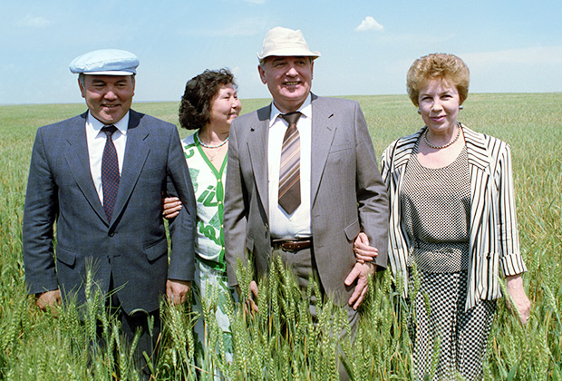 Президент СССР Михаил Горбачев и глава КазССР Нурсултан Назарбаев с супругами. Рабочий визит М. Горбачева в Казахстан