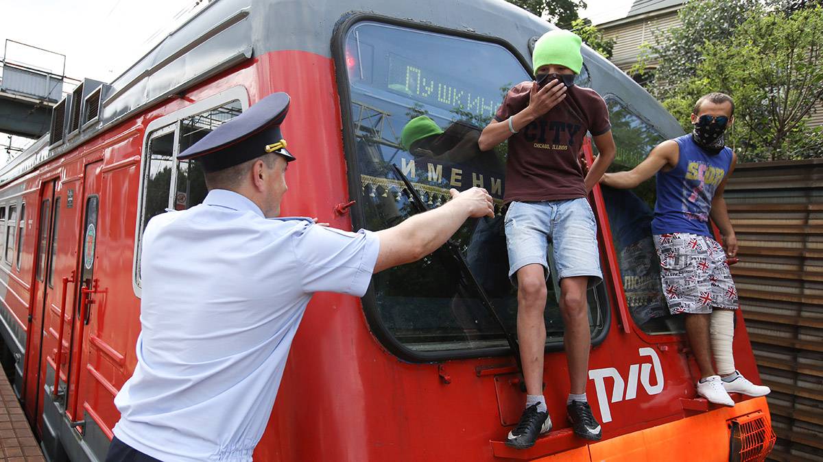 Подростка-зацепера обнаружили на крыше электрички в Москве