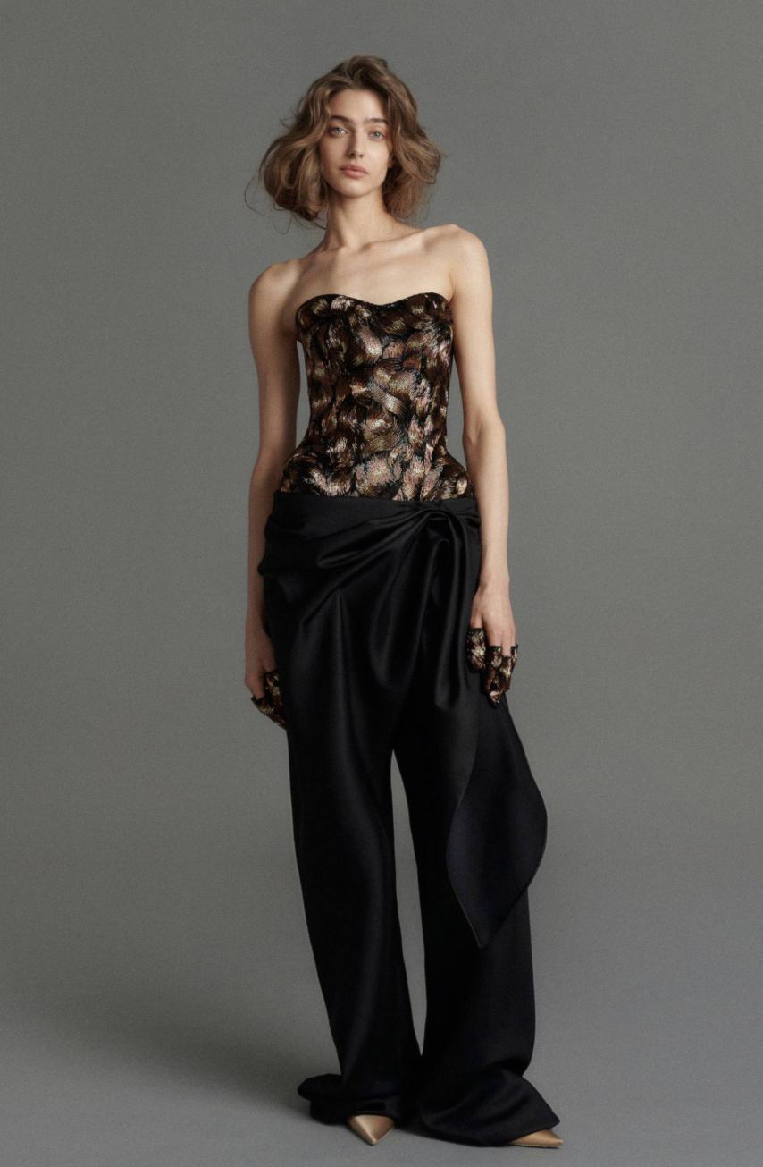 Valentin Yudashkin: Смелые силуэты и многоликий белый в новой свадебной коллекции