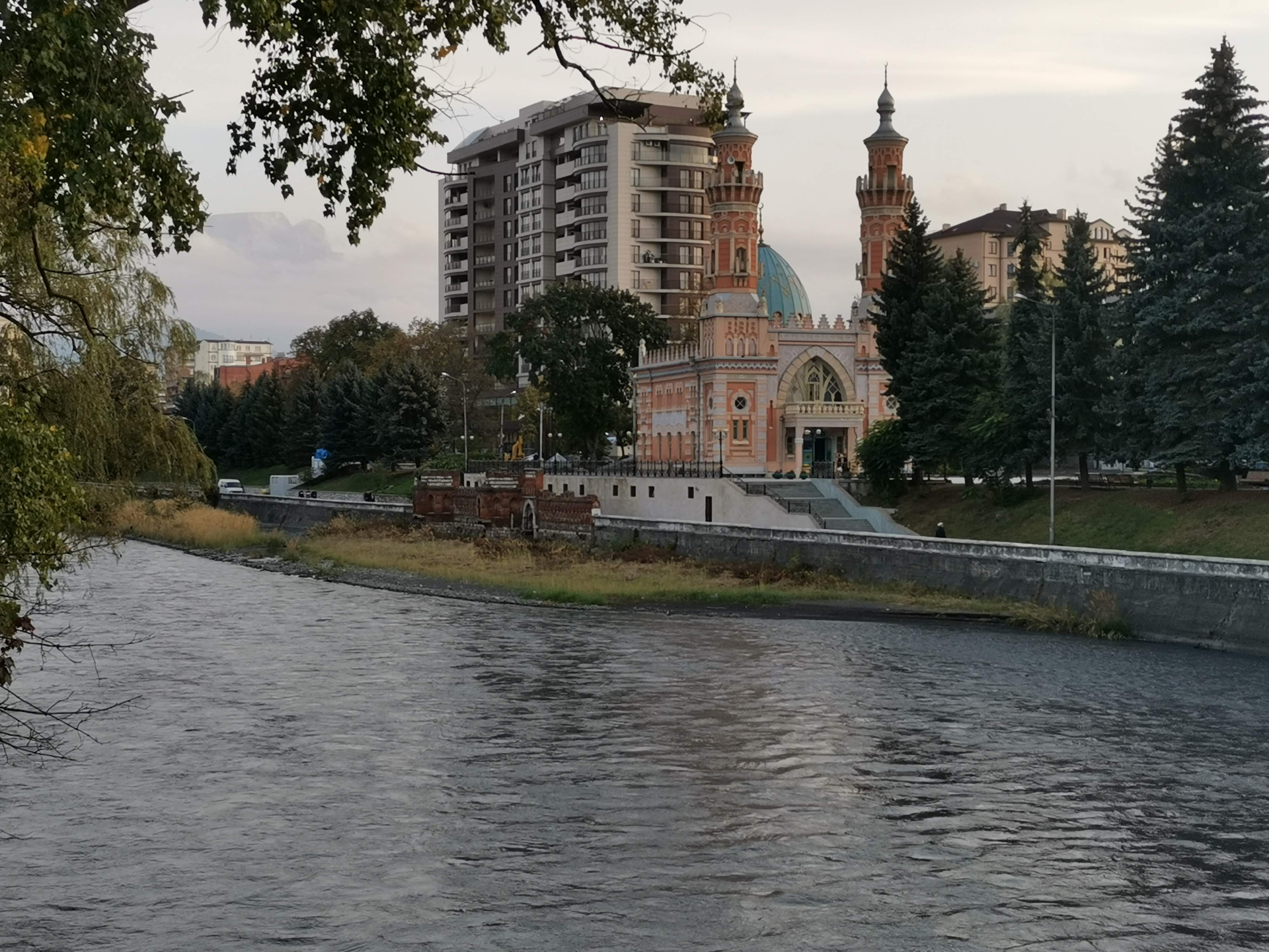 Владикавказ за 2 дня. Владикавказ набережная Терека. Центральная набережная Владикавказ. Набережная реки Терек во Владикавказе. Штыба Владикавказ.