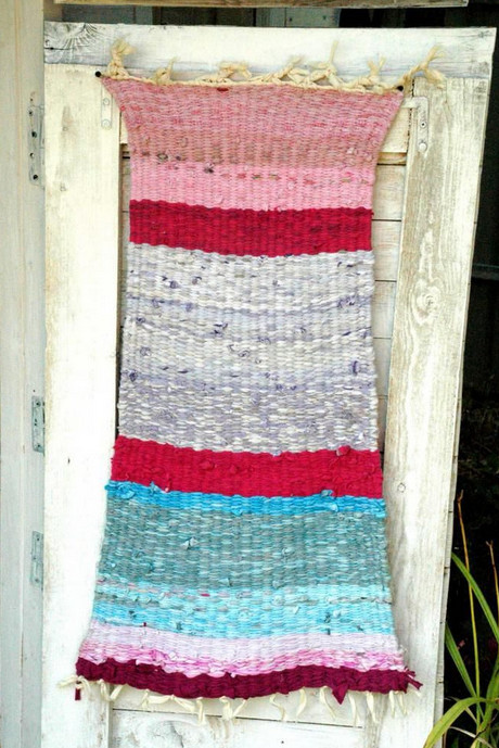 Плетем коврик в детскую по старинному методу... А я то думала, почему у бабушки такие красивые половички!