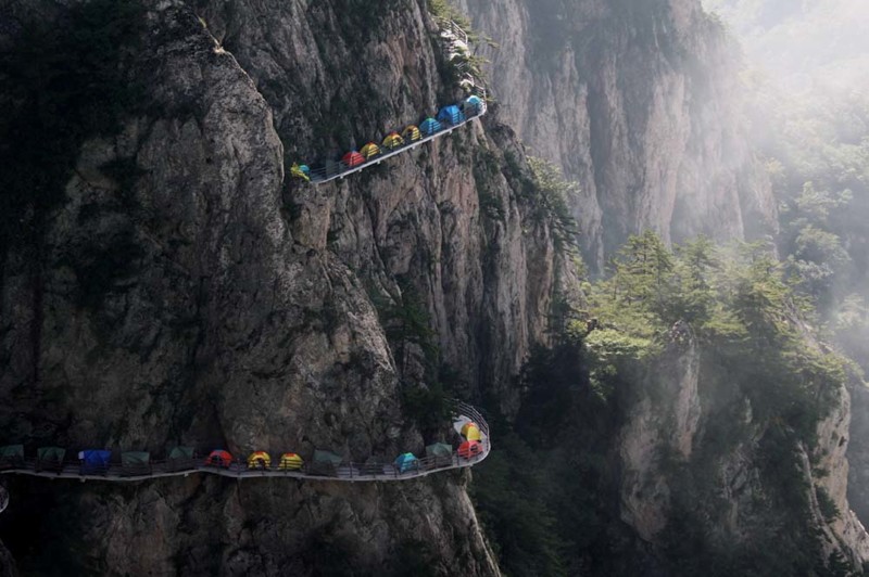 В 2016 году смелые туристы разбили около 100 цветных палаток на склоне горы Лаоджан в Китае кемпинг, мир, опасность, отдых, палатка, путешествие, турист, экстрим
