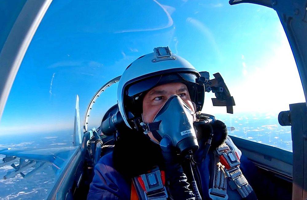 Российский истребитель Су-35 перехватил американский P-8A над Средиземным морем Российский истребитель Су-35 перехватил американский P-8A над Средиземным морем