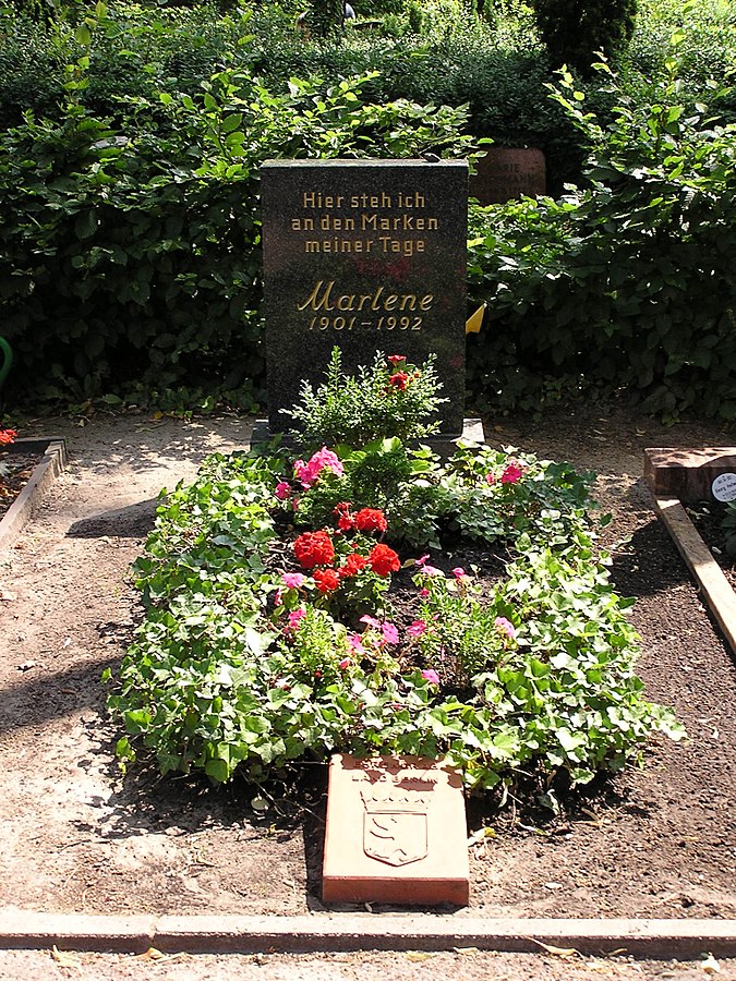 https://upload.wikimedia.org/wikipedia/commons/thumb/1/11/2006-07-24_Friedhof_Schoeneberg_III_Grab_Dietrich.jpg/675px-2006-07-24_Friedhof_Schoeneberg_III_Grab_Dietrich.jpg