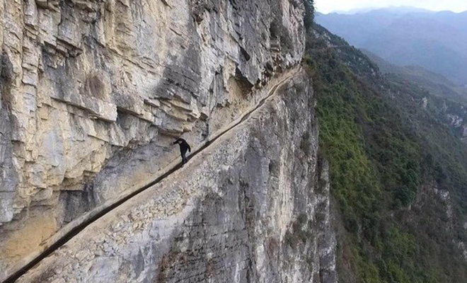 Китаец один 36 лет рыл канал на отвесном склоне горы. Сначала люди смеялись, а потом пришли на помощь 