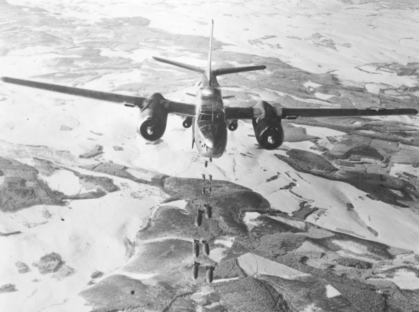 Американский самолет сбрасывает бомбы. Источник: http://www.theshermantank.com/tag/airplanes/