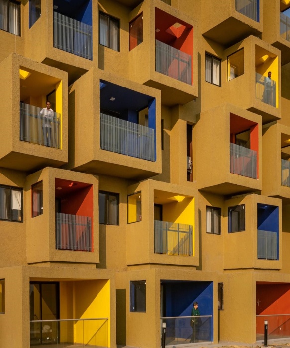 Разноцветные консольные квартиры-студии подчеркивают скульптурный облик здания архитектура,ремонт и строительство