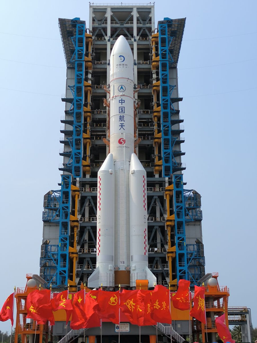Запущенная сегодня ракета-носитель «Чанчжэн-5» перед стартом. Credit: CNSA. 