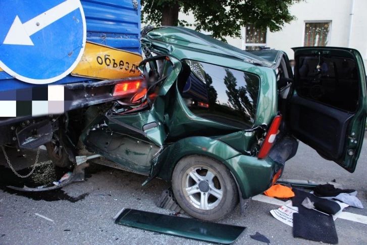 Водитель иномарки погиб в ночном ДТП с КамАЗом на улице Ферина в Уфе