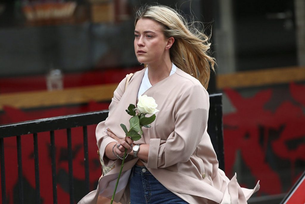 Девушка несет цветы к месту теракта в Лондоне. 4 июня 2017