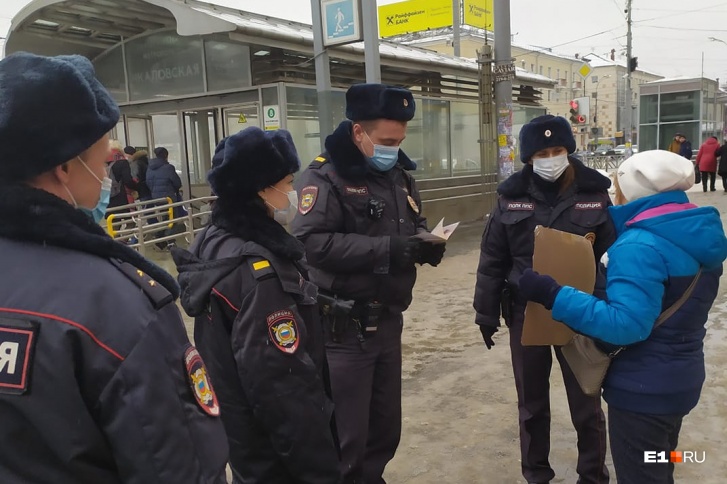 «Навальный — герой нашего времени!» В Екатеринбурге задержали 79-летнюю пенсионерку, стоявшую с плакатом общество,протесты,россияне