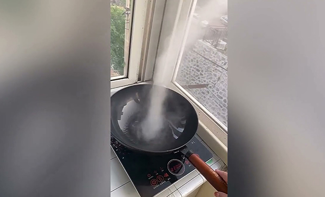 Мужчина поставил на плиту сковороду и умудрился создать на ней торнадо. Видео