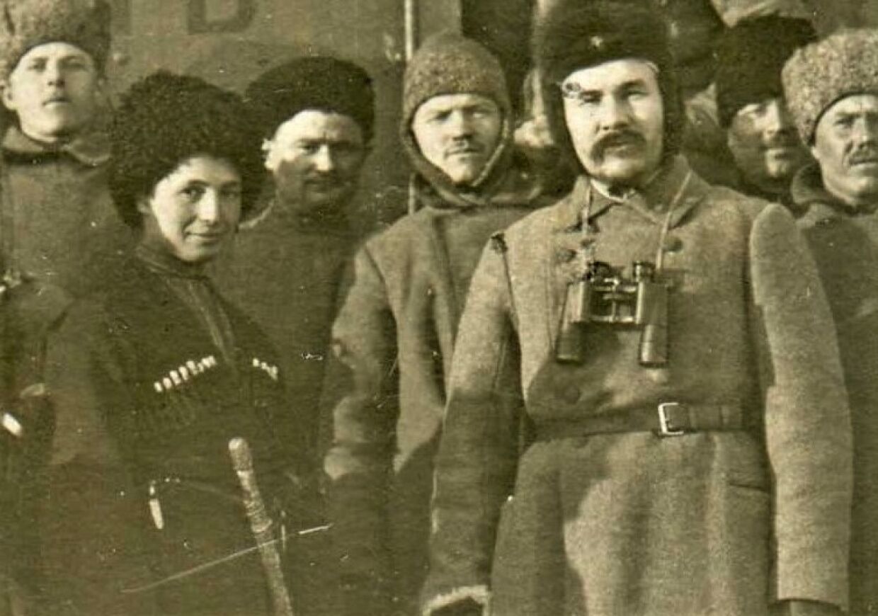 Людмила Мокиевская-Зубок с боевыми товарищами, 1919 год