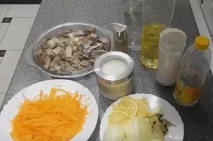 Два простых рецепта: Как засолить рыбу кусочками без уксуса. Доставайте из банки и сразу подавайте к столу сельди, можно, только, чтобы, сельдь, засолить, положите, крышкой, растительное, сутки, лавровый, смесь, нужно, холодильник, масло, морковь, рыбные, уберите, нарежьте, очистите