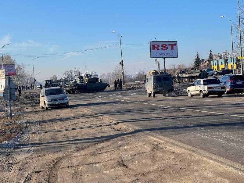 Российские военные замечены на въезде в Харьков видео, хорошо, города, появляется, граждан, Справа, видна, стела, названием, украинской, языке, окрашенная, «Харкiв», цвета, украинского, флага, различим, российский, Т72Б3, скриншотах