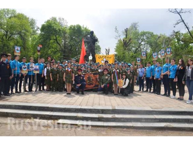 Ополченцы и молодёжь в одном строю: День Победы в Луганске украина