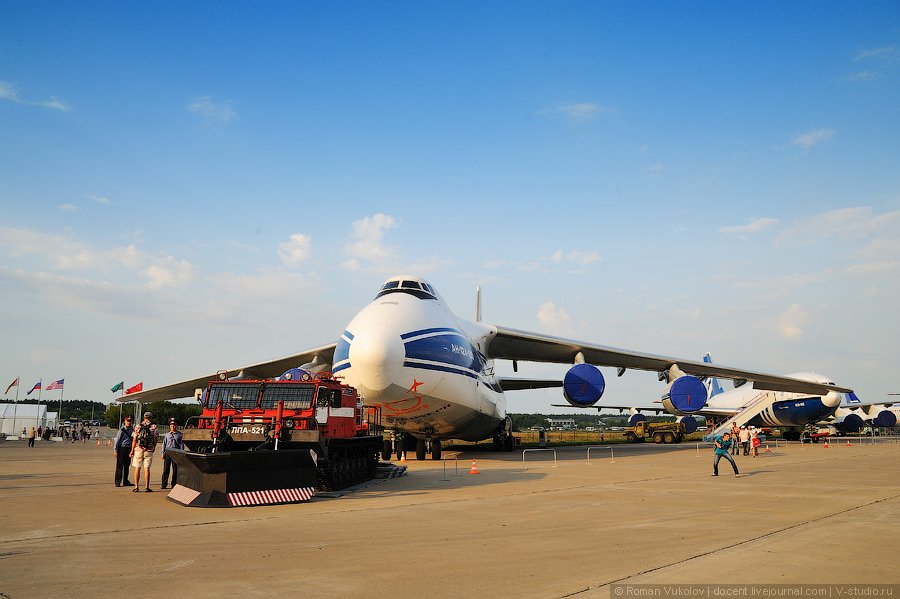 Изделие 400. Руслан АН 124 на Макс 2011. An 124-100 Ruslan Maximus фото. Самолет Руслан и Боинг. Боинг 747 и Руслан.