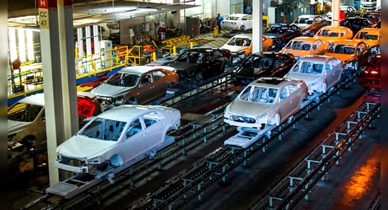 Автозаводы начали простаивать неделями из-за дефицита микросхем