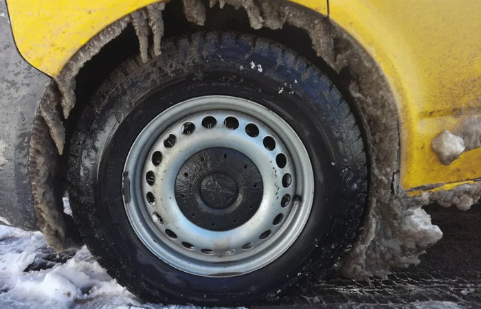 На крылья, арки и пороги налипает грязь и снег: как решить данную проблему