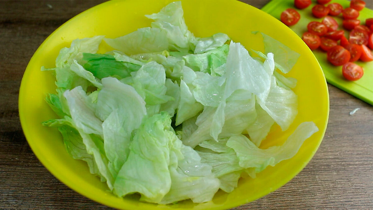 Как приготовить салат "Цезарь" с креветками: вкусный домашний рецепт на любой случай (съедается за один вечер)