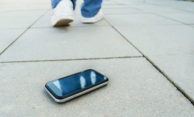 Почему не стоит поднимать найденный телефон на улице: за техникой могут следить Культура