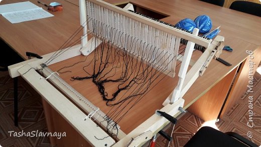 Доброго времени, Страна Мастеров! Строительство... конструирование... (или как еще сказать) ткацкого станка из личного опыта) Материалы: Брус 3на4, брус 4на5, 8 школьных деревянных линеек 50см длинной, рейка3на1,5, рейка 4на 0,5, клей Момент-Кристалл, болты длинные с барашками, саморезы по дереву,кусок послойной фанеры. Инструменты: Ножовка, дрель, лобзик. При кажущейся простоте конструкции, пришлось повозиться... и прибегнуть к помощи знакомого молодого человека) Поскольку 90 процентов деталей я выпиливала сама, то весь процесс изготовления занял у меня около двух недель... время от времени конечно) фото 20