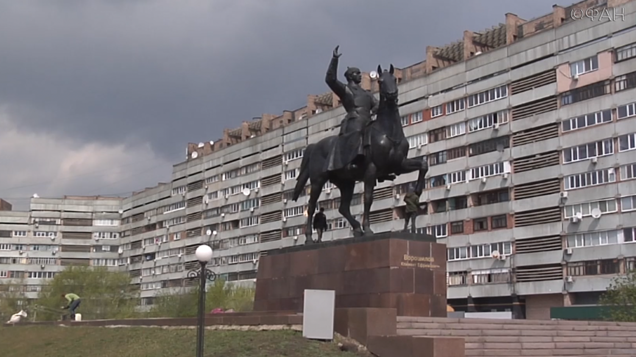 Памятник Ворошилову в Луганске. Дом правительства Луганск. Памятник Ворошилову в Луганске фото. Памятник Ворошилову Владимиру.