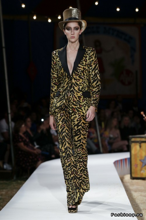 Moschino Круизная коллекция 2019 Moschino Круизная коллекция 2019