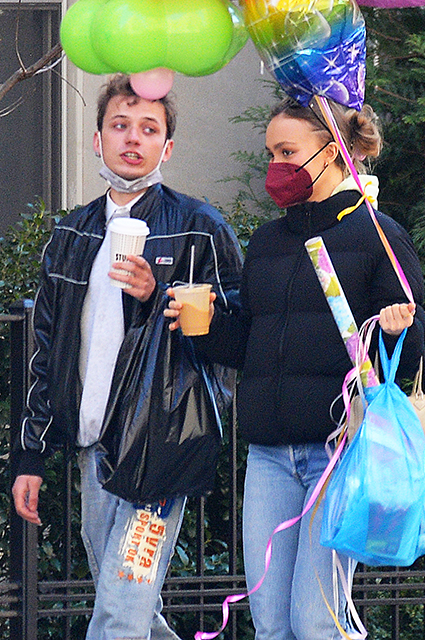 Лили-Роуз Депп на прогулке с другом в Нью-Йорке Звездный стиль