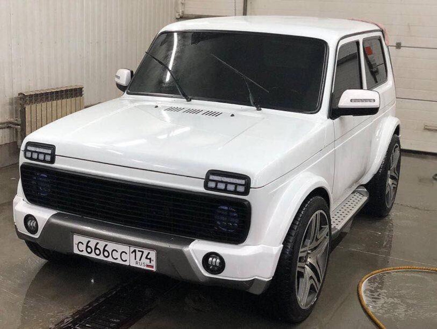 Абсурдный тюнинг нивы Lada 4x4 urban с салоном от mercedes-benz s-класса