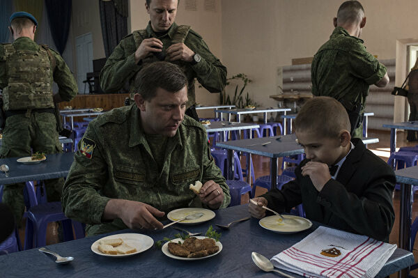 Глава Донецкой народной республики (ДНР) Александр Захарченко (слева на первом плане) во время посещения лицея № 14 в Горловке. Лицей сильно пострадал во время обстрелов и был открыт после ремонта