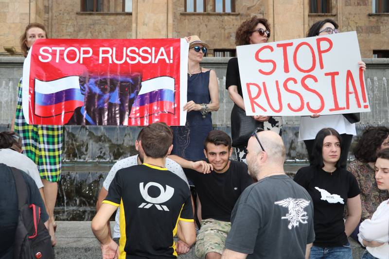 Почему Москва наказывает Тбилиси жёстче, чем Киев?