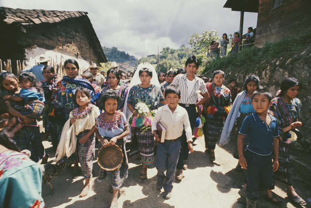 ТУАЛЕТНЫЙ ГОРШОК, КОЛОКОЛ, БРЕВНО И ДРУГИЕ СВАДЕБНЫЕ ЧУДАЧЕСТВА СО ВСЕГО СВЕТА 